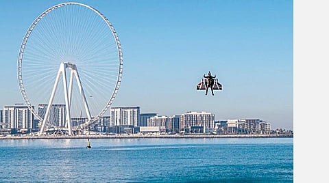 ஐக்கிய அரபு அமீரக தலைநகர் துபாயில் நடந்த சாகச நிகழ்ச்சியில் பிரான்ஸை சேர்ந்த வின்ஸ் ரெபட் மணிக்கு240 கி.மீ. வேகத்தில் விண்ணில் சீறிப் பாய்ந்தார்.படம்: ஏஎப்பி