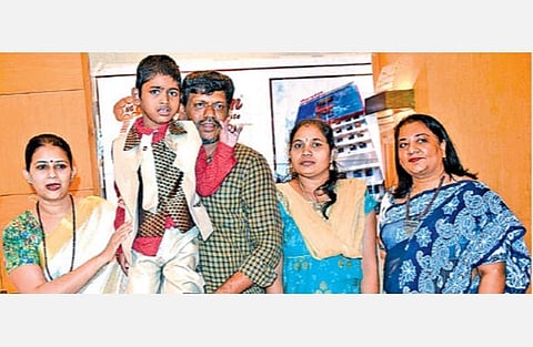 பெருமூளை வாத நோயால் பாதிக்கப்பட்டு குணமடைந்து வரும் ரோஷன். உடன் மருத்துவமனையின் துணை இயக்குநர் நந்தினி கோகுல்சந்திரன், ரோஷனின் பெற்றோர் வி.வெங்கையா - அஷ்வினி, மருத்துவமனையின் மக்கள் தொடர்பு அலுவலர் எஸ்.புஷ்கலா. படம்: ம.பிரபு