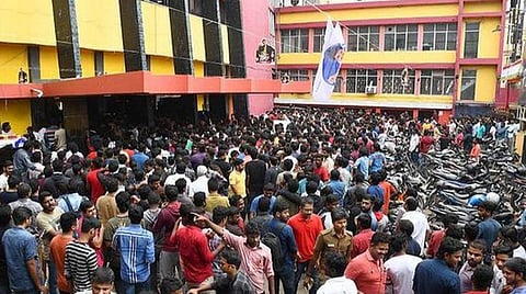 'தர்பார்' பிரச்சினைக்குப் பேச்சுவார்த்தையின் மூலம் தீர்ப்பு; பெரிய பட்ஜெட் படங்களுக்குச் சிக்கல்:  விநியோகஸ்தர்கள் - திரையரங்கு உரிமையாளர்கள் கூட்டத்தில் தீர்மானம்