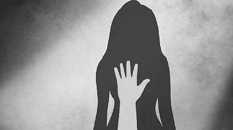 சூரத் முனிசிபல் கார்ப்பரேஷன் பயிற்சி பெண் கிளார்க்குகளை நிர்வாணப்படுத்தி சோதனை: விசாரணைக்கு உத்தரவு