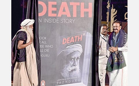 கோவை ஈஷா யோக மையத்தில் நேற்று நடந்த மகா சிவராத்திரி விழாவில் சத்குரு எழுதிய 'டெத் - இன்சைட் ஸ்டோரி' என்கிற ஆங்கில புத்தகத்தை குடியரசு துணைத் தலைவர் வெங்கய்ய நாயுடு வெளியிட்டார்.