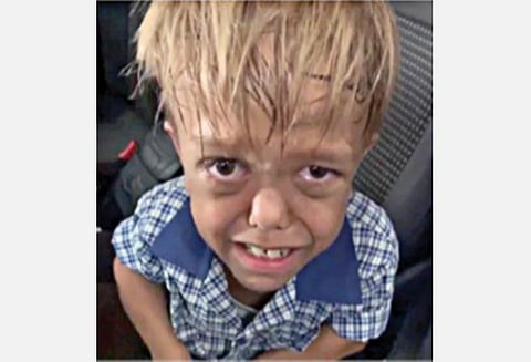 தாயிடம் அழுத சிறுவன்.