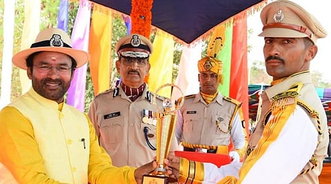 பல்வேறு பிரிவுகளின் கீழ் சிறப்பிடம் பிடித்தவர்களுக்கு பரிசுகளை வழங்கிய அமைச்சர் கிஷண் ரெட்டி.