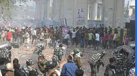 மஜ்பூர் பகுதியில் போலீஸாருக்கும் போராட்டக்காரர்களுக்கும் இடையே நடந்த மோதல்.