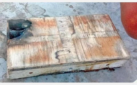 நாகை மாவட்டம் செருதூர் கடற்கரையில் நேற்று கரை ஒதுங்கிய மரப்பெட்டி.