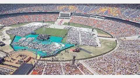 குஜராத் மாநிலம் அகமதபாதில் கட்டப்பட்டுள்ள உலகின் மிகப் பெரிய சர்தார் படேல் கிரிக்கெட் ஸ்டேடியம் நேற்று தொடங்கிவைக்கப்பட்டது. இந்த ஸ்டேடியத்தில் நடைபெற்ற ‘நமஸ்தே ட்ரம்ப்’ நிகழ்ச்சியில் 1.60 லட்சம் பேர் கலந்துகொண்டனர். படங்கள்: பிடிஐ, ஏஎப்பி