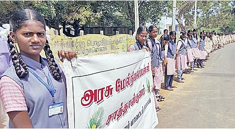 பெண் குழந்தைகள் பாதுகாப்பை வலியுறுத்தி சாத்தான்குளம் அரசு மேல்நிலைப் பள்ளி மாணவிகள் நடத்திய மனித சங்கிலி.