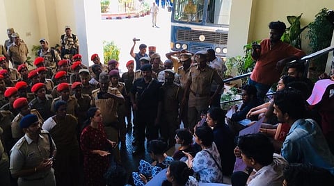 தொடர் போராட்டத்தில் ஈடுபட்ட மாணவர்கள்.