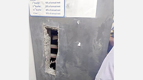 திருப்பூர் அருகே வங்கியில் 27 பெட்டகங்களை உடைத்து 1,000 பவுன், ரூ.19 லட்சம் ரொக்கம் கொள்ளை- மர்ம கும்பலைப் பிடிக்க 6 தனிப் படைகள் அமைப்பு