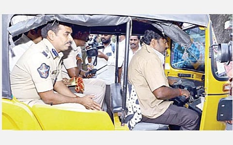 ஆட்டோவில் செல்லும் திருப்பதி காவல் கண்காணிப்பாளர் ரமேஷ் ரெட்டி.