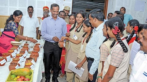 பிளாஸ்டிக் பைகளில் சூடான டீ, காபி வேண்டாம்: கிருஷ்ணகிரி மாவட்ட ஆட்சியர் பிரபாகர் அறிவுரை