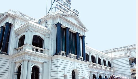 ஓபிஎஸ் உள்ளிட்ட 11 பேரையும் தகுதிநீக்கம் செய்ய வேண்டும்: பேரவைத் தலைவரிடம் திமுக மனு