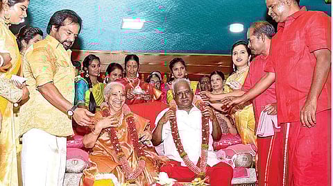 மேல்மருவத்தூரில் நடைபெற்ற பங்காரு அடிகளாரின் சதாபிஷேக திருக்கல்யாண விழாவையொட்டி மாலை மாற்றிக்கொண்ட தம்பதி.