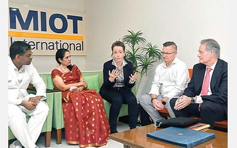 கல்லீரல் பாதிப்புகள் மற்றும் அறுவை சிகிச்சைகள் குறித்த கலந்துரையாடல் சென்னை மணப்பாக்கத்தில் உள்ள மியாட் மருத்துவமனையில் நேற்று நடைபெற்றது. பிரிட்டனின் குயின் எலிசபெத் மருத்துவமனை கல்லீரல் அறுவை சிகிச்சை நிபுணர் டாக்டர் ஆண்ட்ரியா ஸ்கிலீகல், மியாட் மருத்துவமனையின் தலைவர் மல்லிகா மோகன்தாஸ், உறுப்பு மாற்று அறுவை சிகிச்சைத் துறை முதுநிலை மருத்துவர் டாக்டர் இளங்கோ உள்ளிட்டோர் பங்கேற்றனர்.  படம்: ஆர்.ரகு