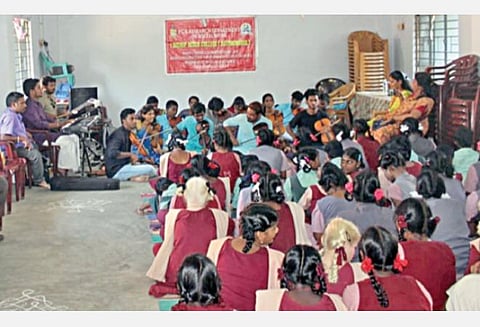 திருச்சி புத்தூர் விழியிழந்தோர் பள்ளியில் நடைபெற்ற ‘இசையின் உள்ளுணர்வு’ நிகழ்ச்சியில் மாணவிகளிடம் வயலின் இசைக்கருவியை வாசித்துக் காட்டிய கலைக்காவிரி கல்லூரி மாணவ, மாணவிகள்.