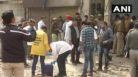 டெல்லி கலவரம்; உளவுத்துறை அதிகாரி கொலை: ஆம் ஆத்மி கவுன்சிலர் தாஹிர் வீட்டில் தடயவியல் நிபுணர்கள் சோதனை