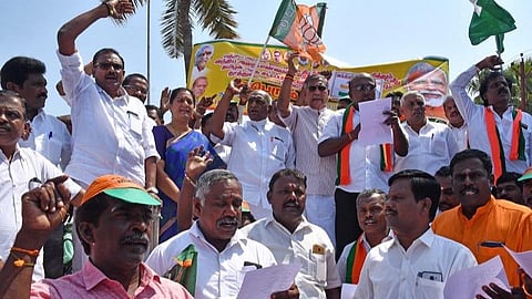 'மீண்டும் ஒரு பிரிவினைக்கு இந்தியாவை தயார்படுத்திக் கொண்டிருக்கிறார்கள்': பொன்.ராதாகிருஷ்ணன் 