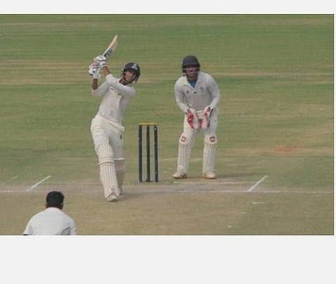 நேர் சிக்சர் விளாசும் ஷாபாஸ் அகமெட். | பிடிஐ