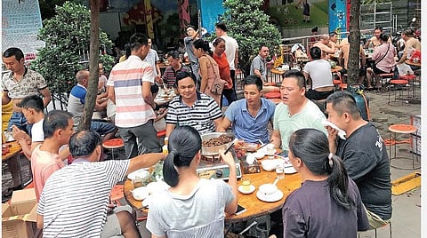 கரோனா வைரஸ் அச்சுறுத்தும் நிலையில் சீனாவில் நாய்க்கறி விருந்து: கடும் எதிர்ப்பு