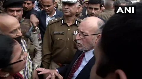 டெல்லியில் கலவரம் பாதித்த பகுதிகளில் ஆளுநர் ஆய்வு: மக்களுக்கு ஆறுதல்