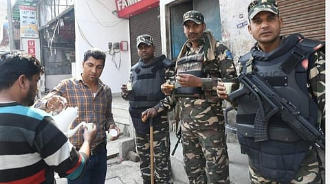 டெல்லி மஜ்பூர் பகுதியில் இயல்புநிலை திரும்பியதையடுத்து போலீஸாருக்கு தேநீர் வழங்கிய மக்கள்