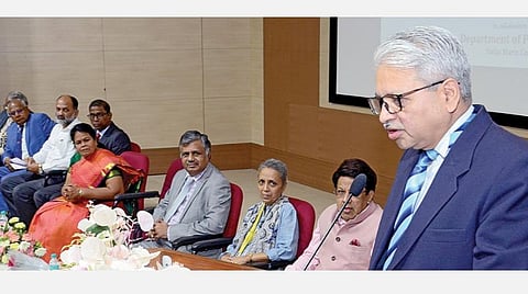 சென்னை பல்கலைக்கழக குற்றவியல் துறை, இந்திய பாதிக்கப்பட்டோர் இயல் சங்கம் மற்றும் ஸ்டெல்லா மேரிஸ் கல்லூரி உளவியல் துறை சார்பில் ‘அதிகரித்து வரும் பழிவாங்கும் படலம்’ என்ற தலைப்பில் 3 நாள் சர்வதேச கருத்தரங்கம் சென்னை ஸ்டெல்லா மேரிஸ் மகளிர் கல்லூரியில் நேற்று தொடங்கியது. இதில் சிறப்பு விருந்தினராக பங்கேற்ற சென்னை உயர் நீதிமன்ற தலைமை நீதிபதி ஏ.பி.சாஹி பேசுகிறார். உடன் ஓய்வுபெற்ற உயர் நீதிமன்ற நீதிபதி எஸ்.விமலா, சென்னை பல்கலைக்கழக துணைவேந்தர் பி.துரைசாமி, யுனிசெப் தலைமை நிர்வாகி (சமூக கொள்கை) பினாகி சக்ராபோர்டி, ஸ்டெல்லா மேரிஸ் கல்லூரி முதல்வர் ரோசி ஜோசப், தேசிய சட்டப் பல்கலைக்கழக பதிவாளர் ஜி.எஸ்.பாஜ்பாய், பேராசிரியர்கள் எம்.சீனிவாசன், கே.சொக்கலிங்கம், பி.மாதவ சோமசுந்தரம், உதவி பேராசிரியர் மேரி சாந்தா ஜோசப் ஆகியோர் உள்ளனர். படம்: க.ஸ்ரீபரத்