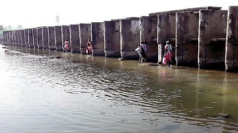 மரக்காணம் அருகே சிதிலமடைந்துள்ள பக்கிம்காம் கால்வாய்
