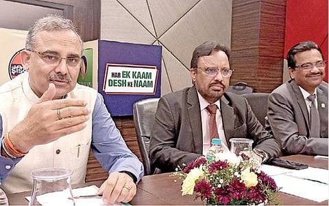 கோவையில் நேற்று நடைபெற்ற செய்தியாளர் சந்திப்பில் இந்தியன் ஆயில் கார்ப்பரேஷன் நிறுவனத் தலைவர் சஞ்சீவ் சிங் பேசுகிறார். உடன் (இடமிருந்து) செயல் இயக்குநர் அரூப் சின்ஹா, இயக்குநர் குர்மீத் சிங். படம்: ஆர்.கிருஷ்ணகுமார்