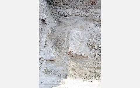 கீழடி அகழாய்வில் கண்டறியப்பட்ட செங்கல் சுவர்.