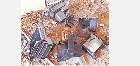 திருப்பூர் நஞ்சப்பா மாநகராட்சி ஆண்கள் மேல்நிலைப் பள்ளி வளாகத்தில் உடைக்கப்பட்டு கிடக்கும் தொலைக்காட்சி பெட்டிகள்.