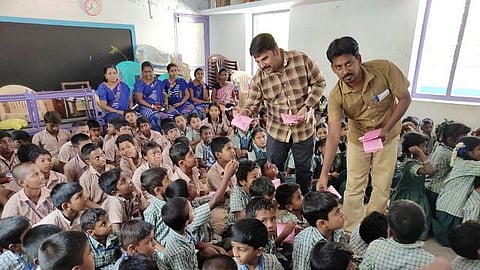 ராமேசுவரத்தில் கலாம் பயின்ற அரசுப் பள்ளியில் மாணவர்களிடம் விதைப் பந்துகளை வழங்கும் ஆட்டோ ஓட்டுநர் சாகுல் ஹமீது. உடன் கலாம் பேரன் ஷேக் சலிம்.