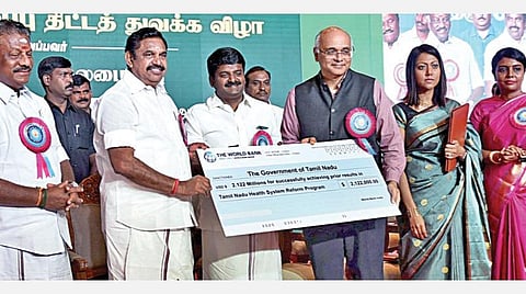 தமிழக சுகாதார சீரமைப்புத் திட்ட தொடக்க விழா சென்னையில் நேற்று நடைபெற்றது. இவ்விழாவில், இத்திட்டத்தின் முதல்கட்ட தொகைக்கான காசோலையை முதல்வர் பழனிசாமி முன்னிலையில் சுகாதாரத் துறை அமைச்சர் விஜயபாஸ்கரிடம் வழங்குகிறார் இந்தியாவுக்கான உலக வங்கியின் இயக்குநர் ஜுனைத் கமால் அஹமத். உடன் துணை முதல்வர் ஓ.பன்னீர்செல்வம், அமைச்சர்கள், தலைமைச் செயலாளர் க.சண்முகம், சுகாதாரத் துறை செயலாளர் பீலா ராஜேஷ் உள்ளிட்டோர். படம்: ம.பிரபு﻿﻿