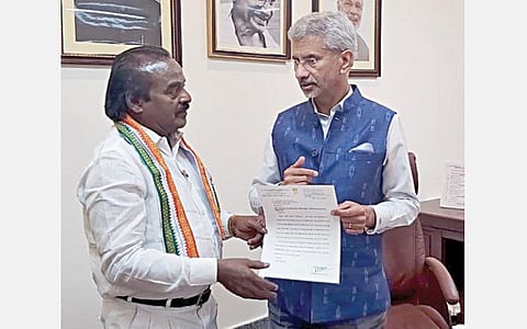 மத்திய வெளியுறவுத் துறை அமைச்சர் ஜெயசங்கரை சந்தித்து, ஈரானில் தவிக்கும் மீனவர்களை மீட்க கோரி  எச்.வசந்தகுமார் எம்.பி. மனு அளித்தார்.