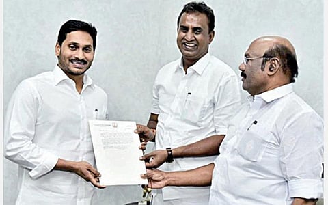 கோதாவரி - காவிரி இணைப்பு, கிருஷ்ணா நதிநீர் உள்ளிட்ட கோரிக்கைகளை வலியுறுத்தி, ஆந்திர முதல்வர் ஜெகன்மோகன் ரெட்டியிடம் மனு அளித்த தமிழக அமைச்சர்கள் எஸ்.பி.வேலுமணி, டி.ஜெயக்குமார்.