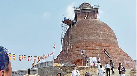 சங்கரன்கோவில் அருகே வீரிருப்பு கிராமத்தில் உள்ள 100 அடி உயர உலக அமைதி கோபுரத்தில் புத்தர் அஸ்தி வைக்கப்பட்டது.