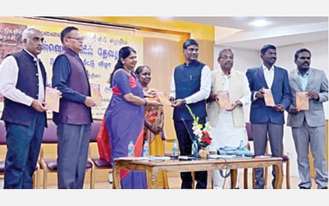 டெல்லியில் நடைபெற்ற நிகழ்ச்சியில் திமுக எம்.பி. கனிமொழி ‘கல்வெட்டுகளில் தேவதாசி’ என்ற நூலை வெளியிட டெல்லி காவல்துறை இணை ஆணையர் க.ஜெகதீசன் பெற்றுக்கொண்டார். உடன், (இடமிருந்து) ஜேஎன்யூ பல்கலைக்கழக தமிழ்ப் பேராசிரியர் இரா.அறவேந்தன், டெல்லி தமிழ்ச் சங்கத்தின் தலைவர் வீ.ரெங்கநாதன், தேசிய காந்தி அருங்காட்சியக இயக்குநர் ஏ.அண்ணாமலை உள்ளிட்டோர்