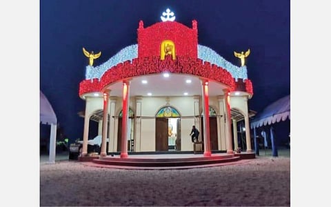 திருவிழாவை முன்னிட்டு மின்னொளி அலங்காரத்தில் ஜொலிக்கும் கச்சத்தீவு புனித அந்தோணியார் ஆலயம்.