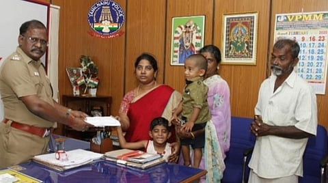 விருதுநகரில் விபத்தில் பலியான காவலர் குடும்பத்திற்கு ரூ.2.50 லட்சம் நிதியுதவி: சக காவலர்கள் வழங்கினர்