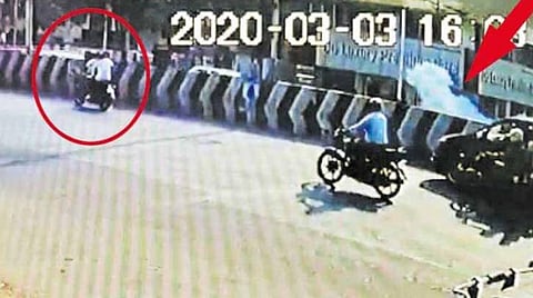 தேனாம்பேட்டை நாட்டு வெடிகுண்டு வீச்சு வழக்கு: தென்காசி நீதிமன்றத்தில் 3 பேர் சரண்