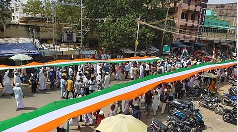 குடியுரிமை திருத்தச் சட்டத்திற்கு எதிர்ப்பு: போடியில் 1110 அடி நீளமுள்ள தேசியக் கொடியை ஏந்தியபடி பேரணி