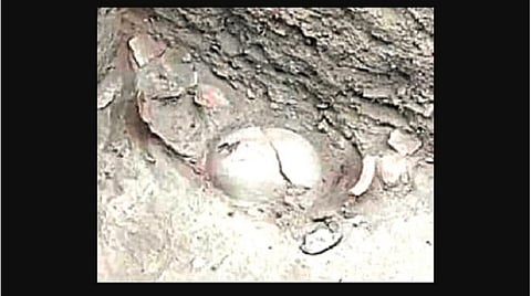 கீழடி அகழாய்வில் கண்டெடுக்கப்பட்ட மண் பானை.