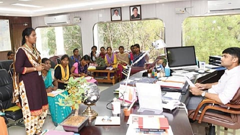 போட்டித் தேர்வுகளை சந்திக்க கல்லூரி மாணவர்கள் தினமும் செய்தித்தாள்களைப் படிக்க வேண்டும்: தூத்துக்குடி ஆட்சியர் அறிவுரை