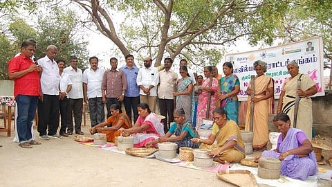 சர்வதேச மகளிர் தினம்: உடல் ஆரோக்கியத்தை வலியுறுத்தி திருகை சுற்றி அசத்திய கோவில்பட்டி பெண்கள்