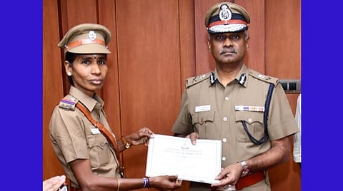 தற்காப்பு கலையால் இளைஞரிடமிருந்து தப்பித்த பள்ளிச் சிறுமி: கற்றுக்கொடுத்த பெண் ஆய்வாளர், சிறுமிக்கு ஆணையர் வெகுமதி