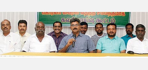 கோவையில் நேற்று செய்தியாளர்களுக்குப் பேட்டியளித்த கோழிப் பண்ணையாளர் கள், கறிக்கோழி உற்பத்தியாளர்கள் மற்றும் விற்பனையாளர்கள் சங்கங்களின் ஒருங்கிணைப்புக் குழு ஒருங்கிணைப்பாளர் டாக்டர் செல்வகுமார்.