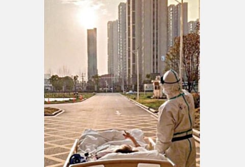 சீனாவின் வூஹான் நகரில் சூரிய அஸ்தமனத்தை ரசித்த நோயாளி, மருத்துவர்.