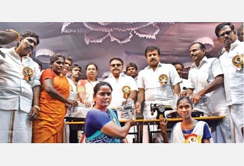 மதுரை திருப்பரங்குன்றத்தில் நடைபெற்ற நிகழ்ச்சியில் பெண்களுக்கு தையல் இயந்திரங்களை வழங்கினார் தேமுதிக தலைவர் விஜயகாந்த்.