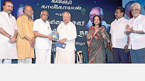 சென்னையில் நடந்த விழாவில் ‘மெல்லிசை மன்னர் எம்எஸ்வியும் நானும்’ என்ற நூலை நல்லி குப்புசாமி வெளியிட, இயக்குநர் எஸ்பி.முத்துராமன் பெற்றுக்கொண்டார். அருகில் (இடமிருந்து) இசையமைப்பாளர் தேவா, நூல் ஆசிரியர் கவிஞர் காமகோடியன், பாடகி வாணி ஜெயராம், நடிகர் ராஜேஷ், எடிட்டர் மோகன்.படம்: எல்.சீனிவாசன்