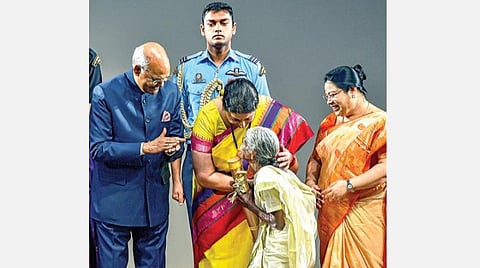 சர்வதேச மகளிர் தினத்தையொட்டி நாரிசக்தி விருது வழங்கும் நிகழ்ச்சி டெல்லியில் நேற்று நடைபெற்றது. இதில் விருது வழங்கி கேரளாவைச் சேர்ந்த மூதாட்டியை குடியரசு தலைவர் ராம்நாத் கோவிந்த கவுரவித்தார்.  படம்: பிடிஐ