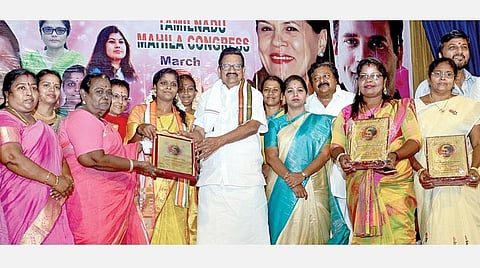 தமிழக மகளிர் காங்கிரஸ் சார்பில் உலக மகளிர் தின விழா சென்னையில் நேற்று கொண்டாடப்பட்டது. இதில் தமிழக காங்கிரஸ் தலைவர் கே.எஸ்.அழகிரி கலந்துகொண்டு, உள்ளாட்சித் தேர்தலில் வெற்றி பெற்ற பெண்களுக்கு விருது வழங்கி கவுரவித்தார். உடன் தமிழக மகளிர் காங்கிரஸ் மாநிலத் தலைவர் ஜான்சிராணி மற்றும் நிர்வாகிகள். படம்: க.ஸ்ரீபரத்